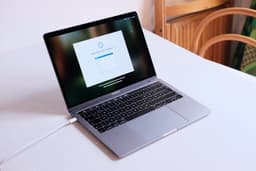 MacBook Pro 13” 2018, 16gb RAM, i7, touchbar
