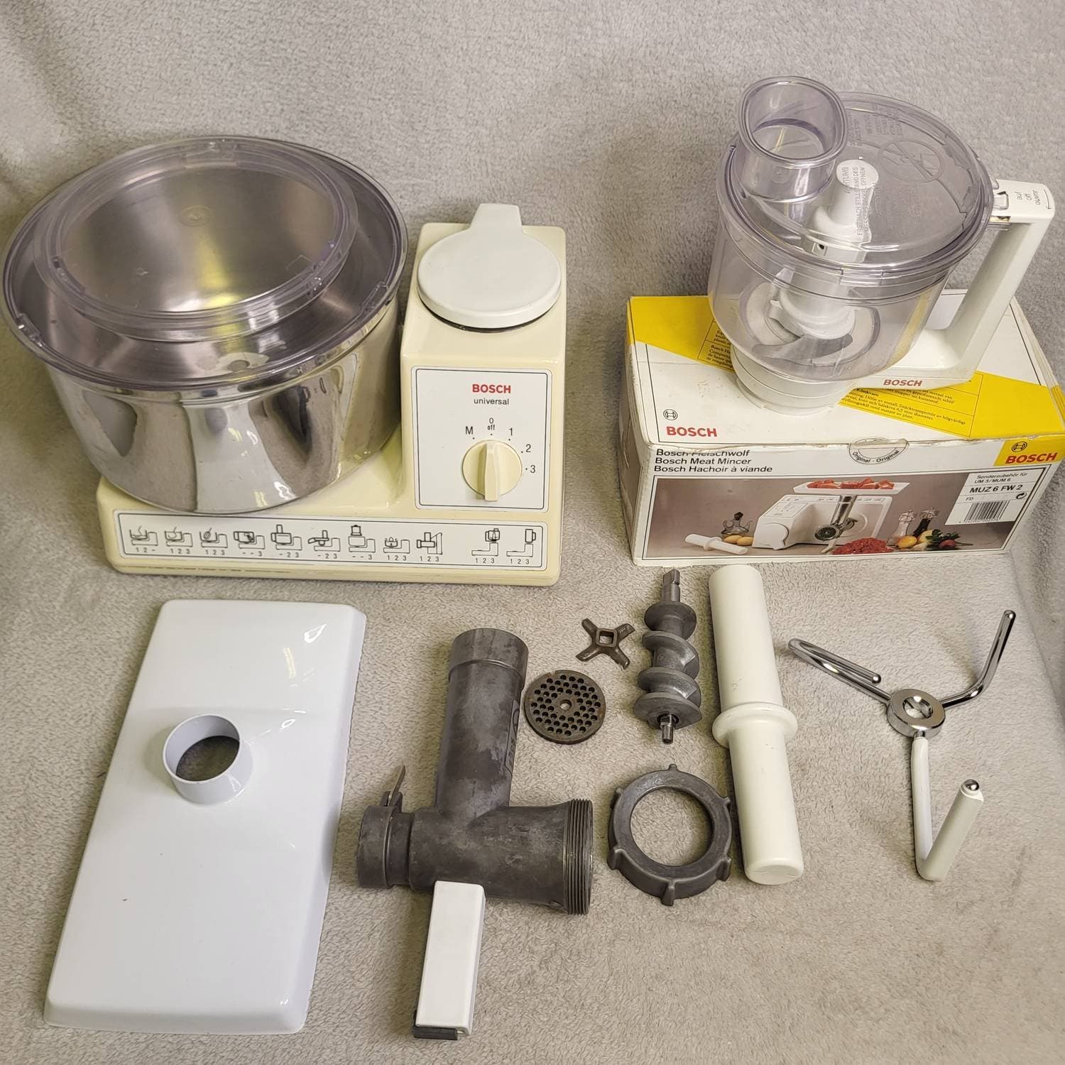 Bosch Universal Assistent Matberedare med Köttkvarn Mixer Köksmaskin Mum 6002