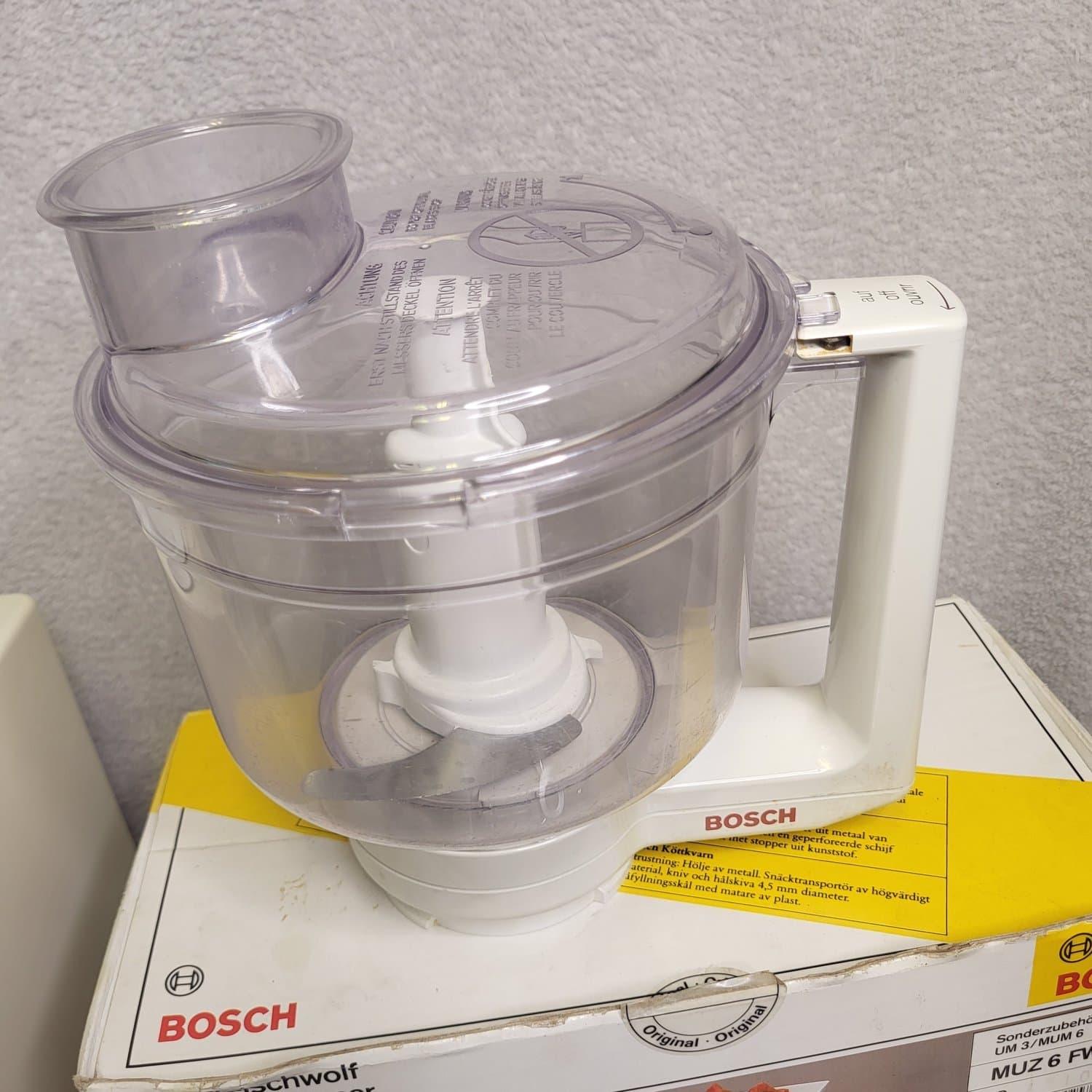 Bosch Universal Assistent Matberedare med Köttkvarn Mixer Köksmaskin Mum 6002