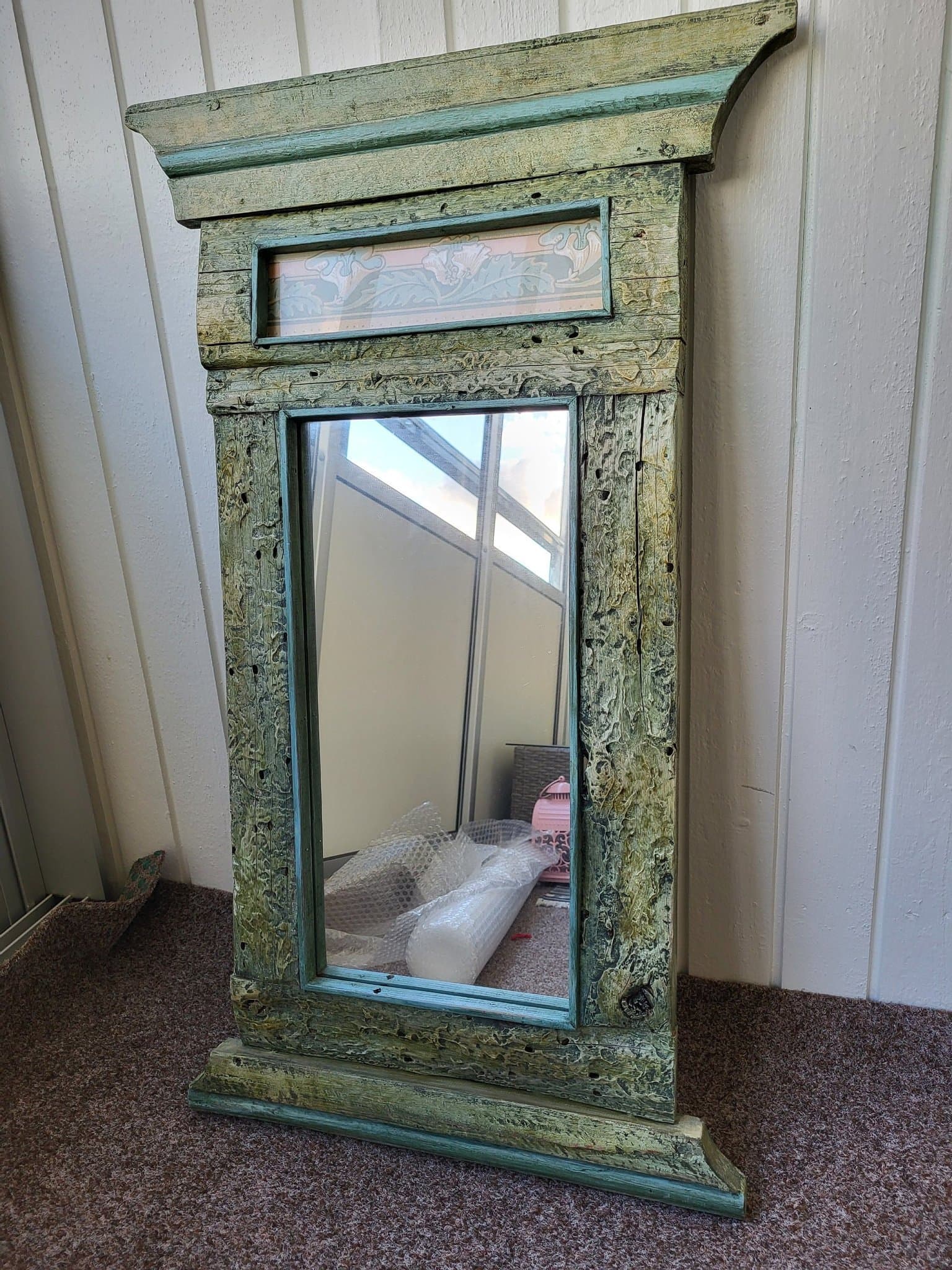 Grönfärgad dekorativ spegel