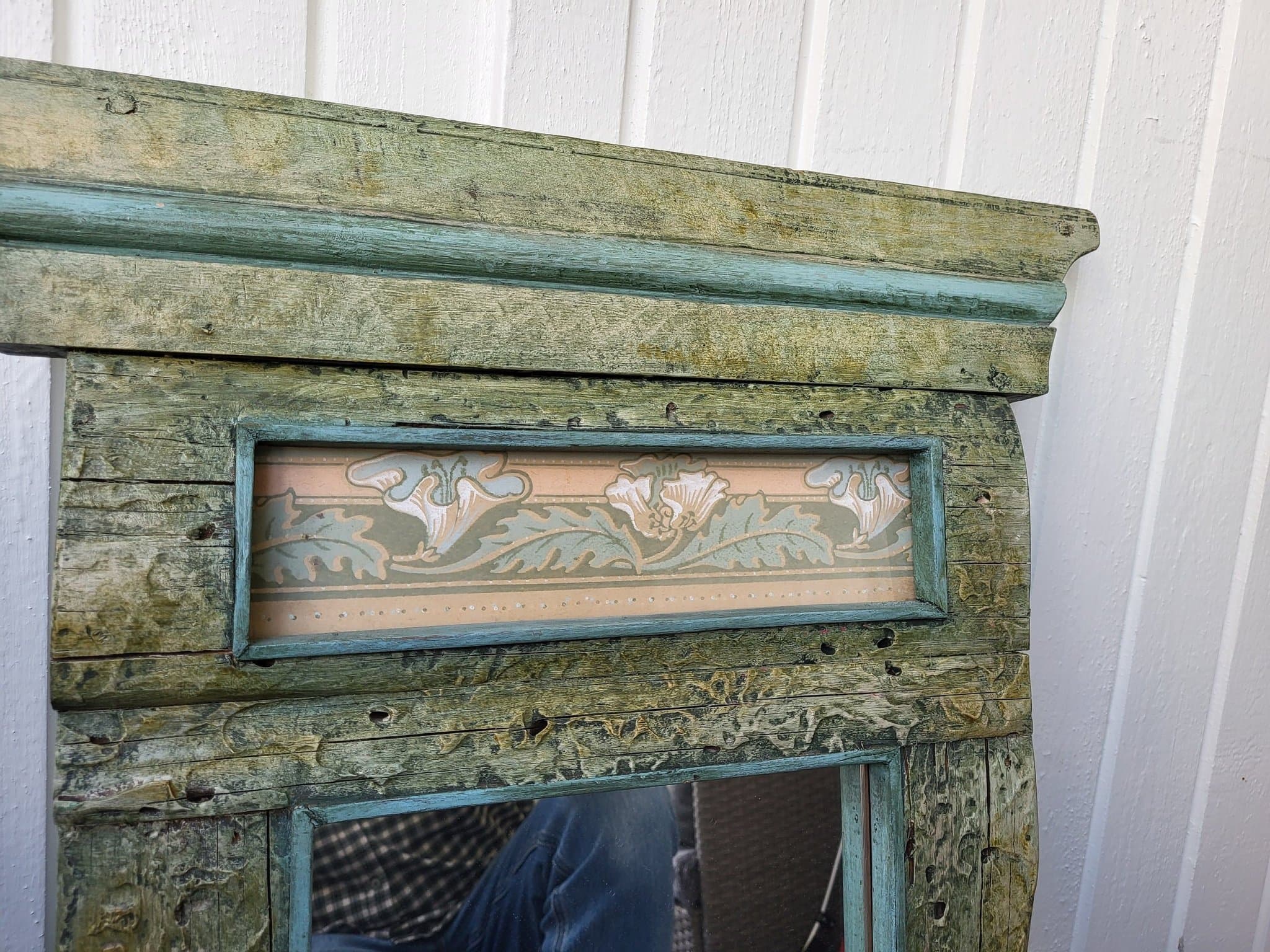 Grönfärgad dekorativ spegel