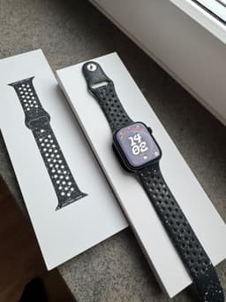 Apple Watch Series 9 Aluminium 45 Midnight + Nike Sport resårband