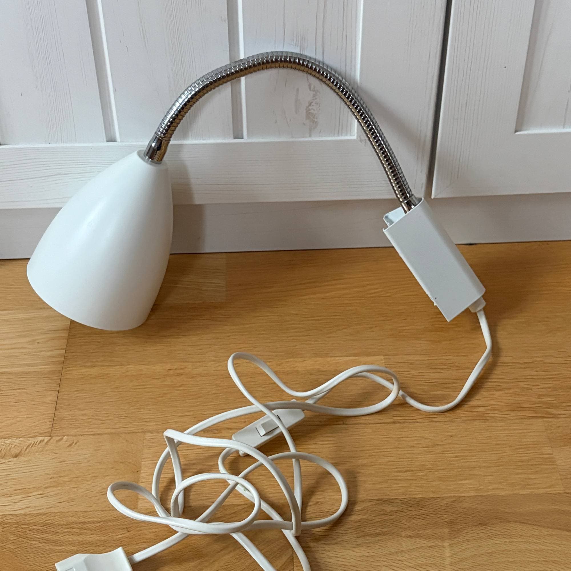 Sänglampa ,vägglampa vit Sway Flex från Belid V5024