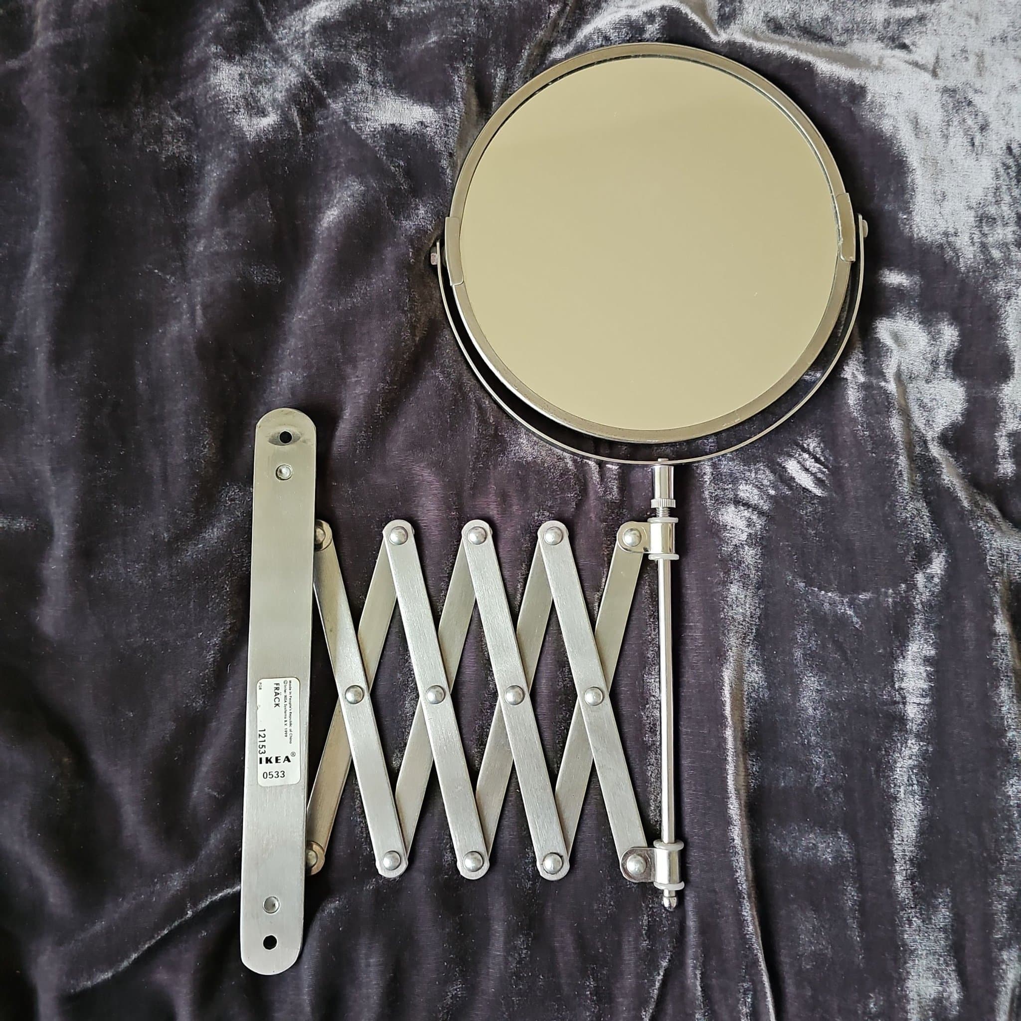 Praktisk och stilren sminkspegel från IKEA, modell FRÄCK.