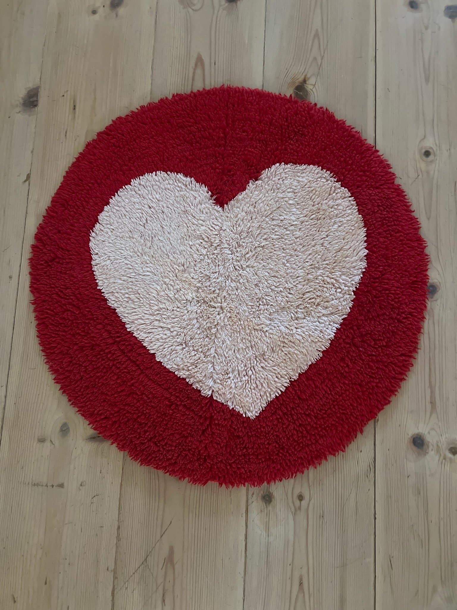 Röd rund matta med hjärta