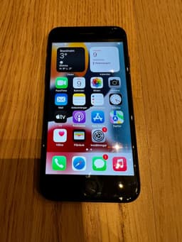 Mobiltelefon: iPhone 7, 32GB, svart, absolut toppskick med >90% batterikapacitet