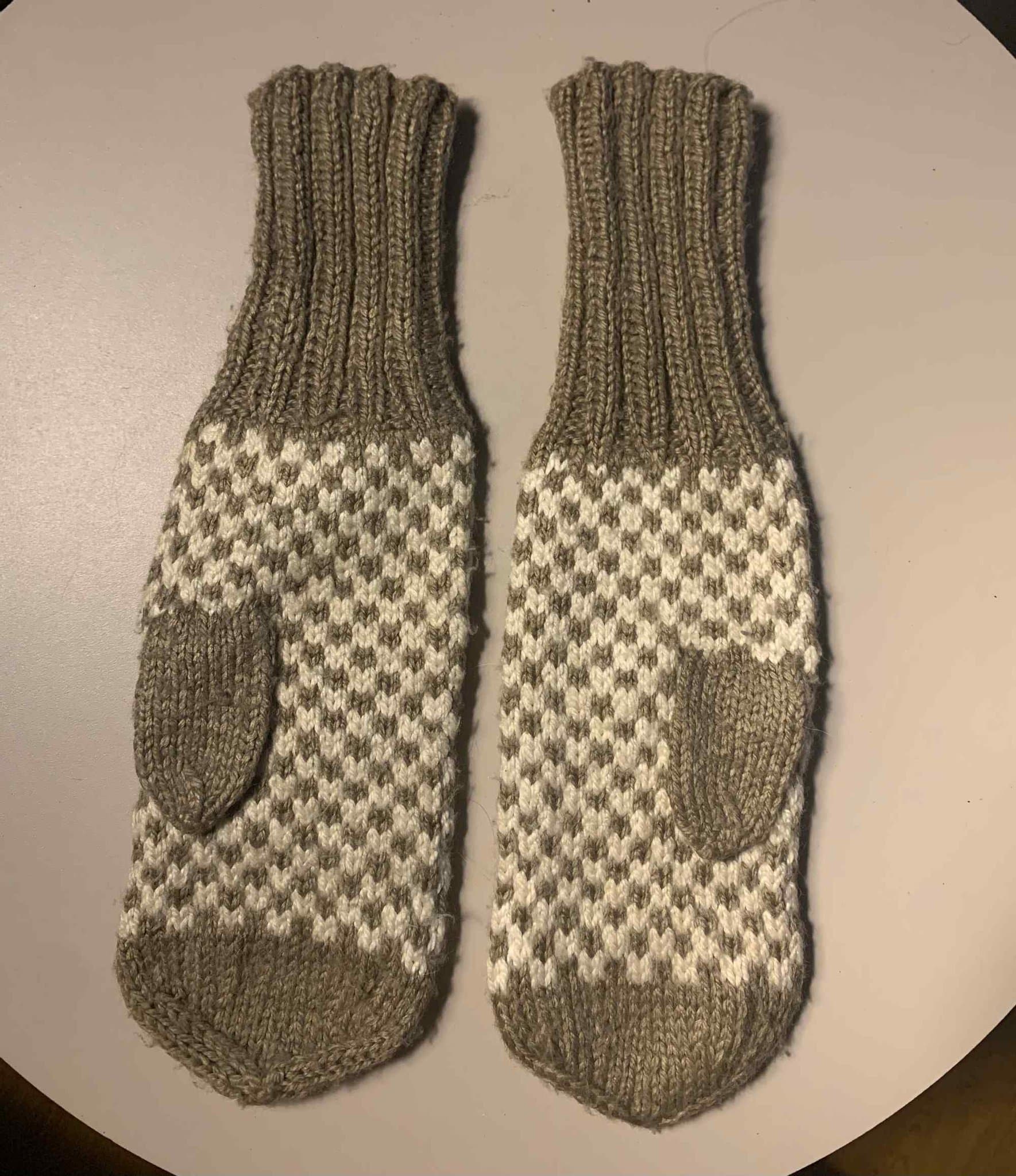 Tumvantar i akryl, handstickade, rutmönster vit och beige