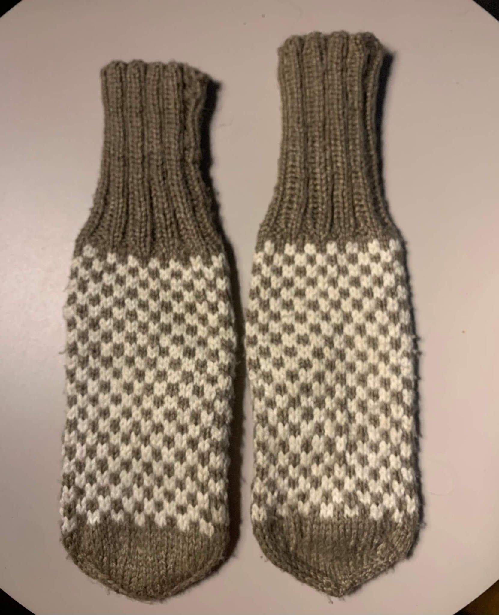 Tumvantar i akryl, handstickade, rutmönster vit och beige