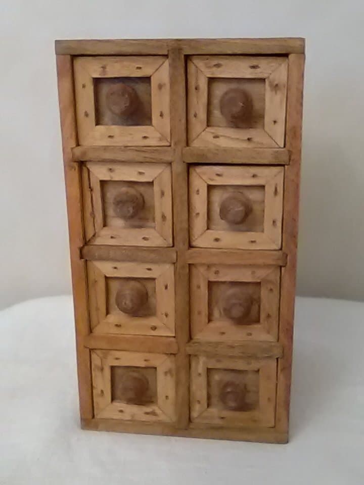 Miniatyrbyrå med 8 lådor i trä förvaring prylar, smycken e dyl