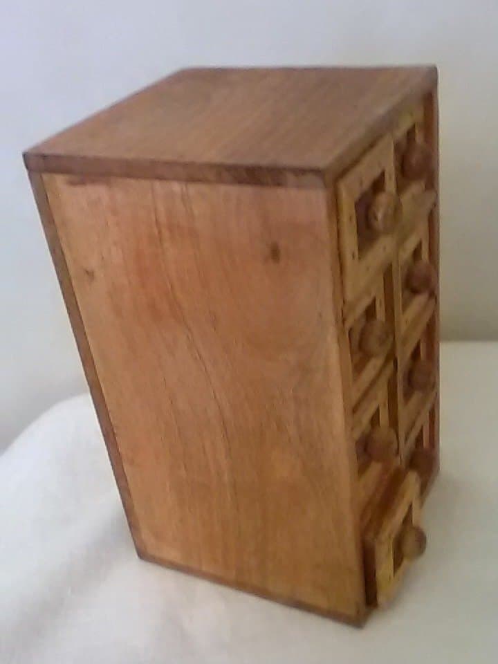 Miniatyrbyrå med 8 lådor i trä förvaring prylar, smycken e dyl