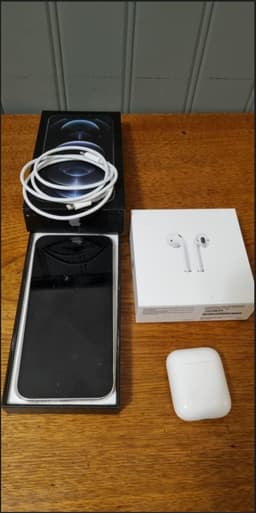 iPhone 12 Pro med AirPods