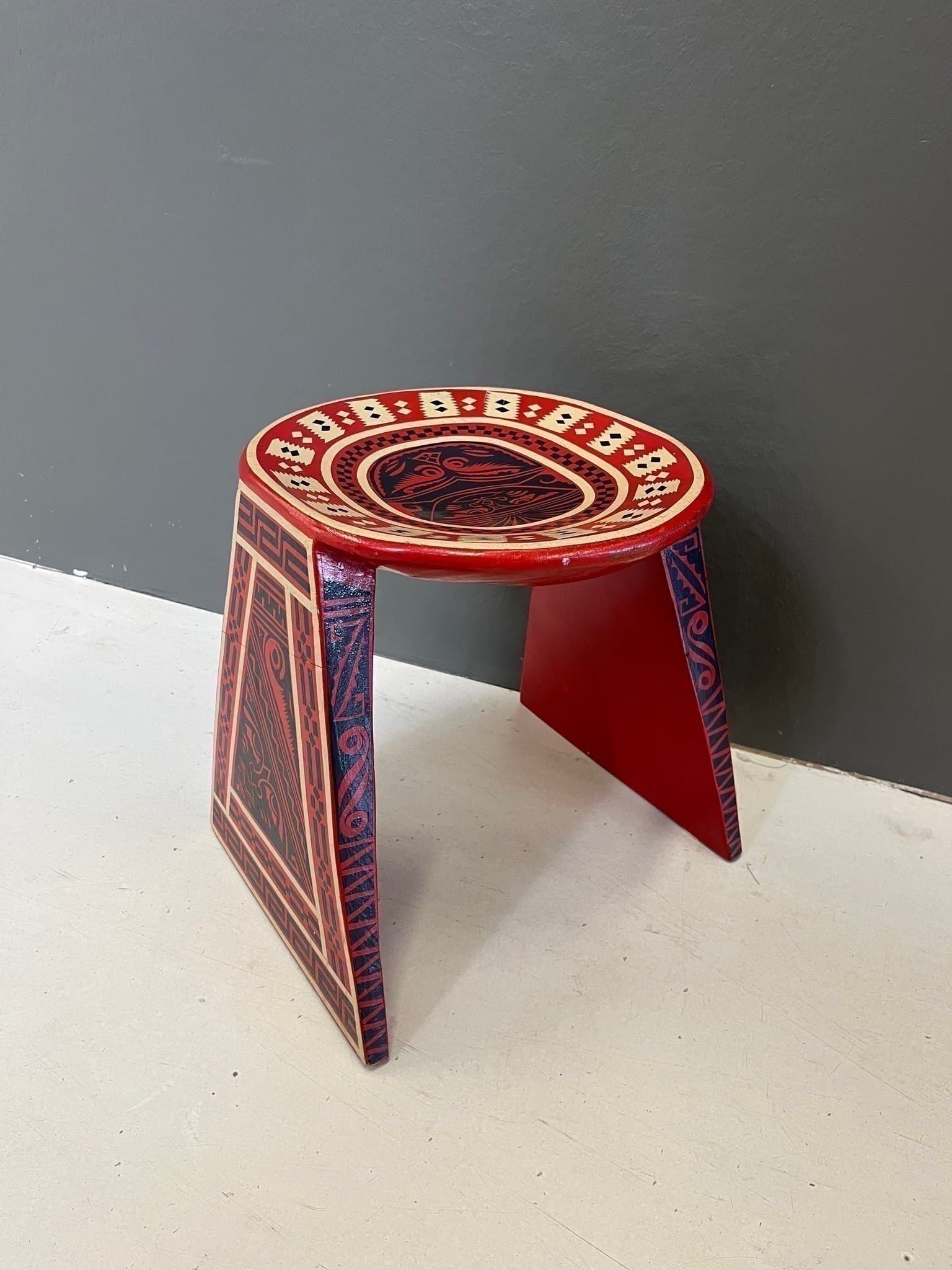 En unik och dekorativ pall i trä retro vintage PALL intrikata mönster Sydamerika