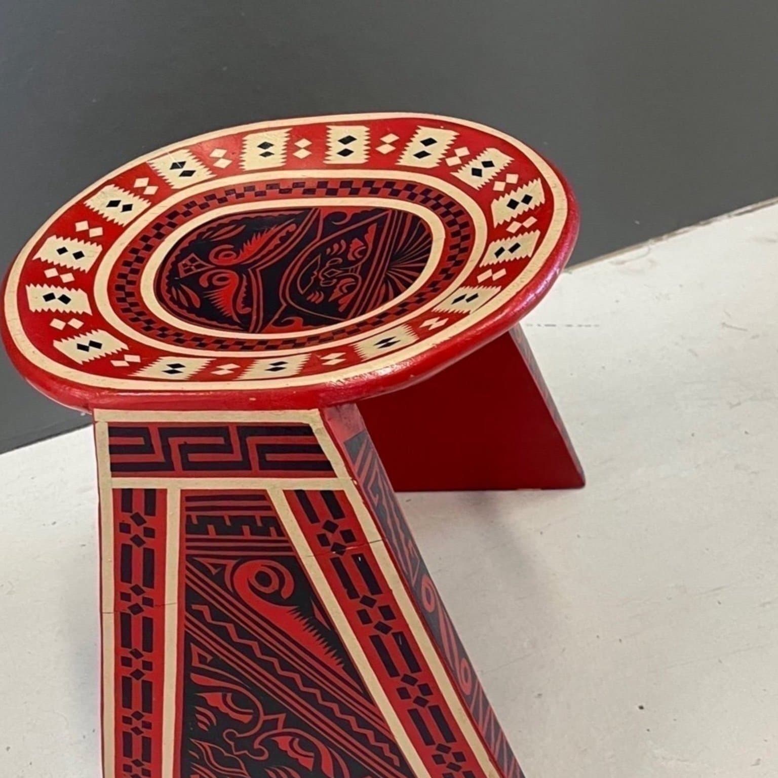 En unik och dekorativ pall i trä retro vintage PALL intrikata mönster Sydamerika