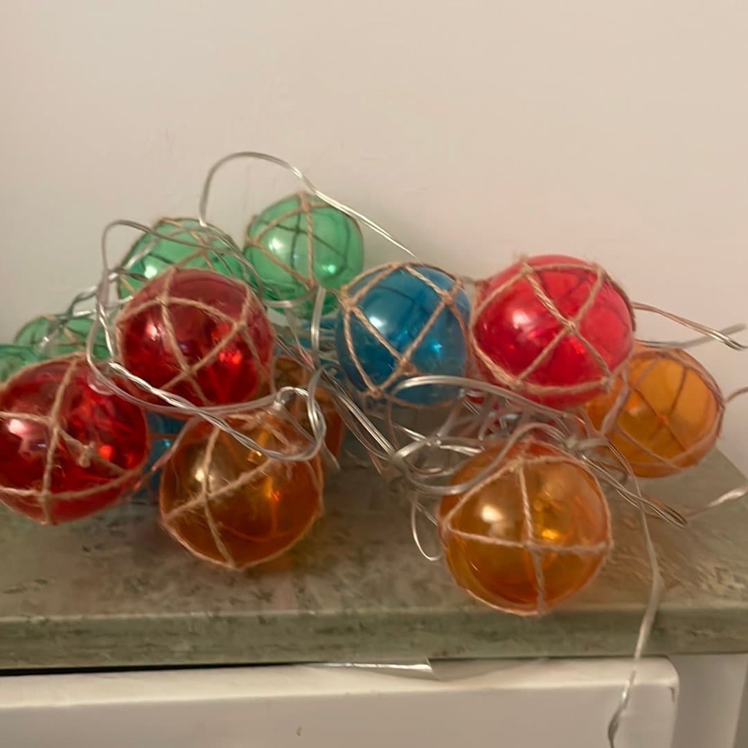 Dekorativ ljusslinga med färgade glaskulor