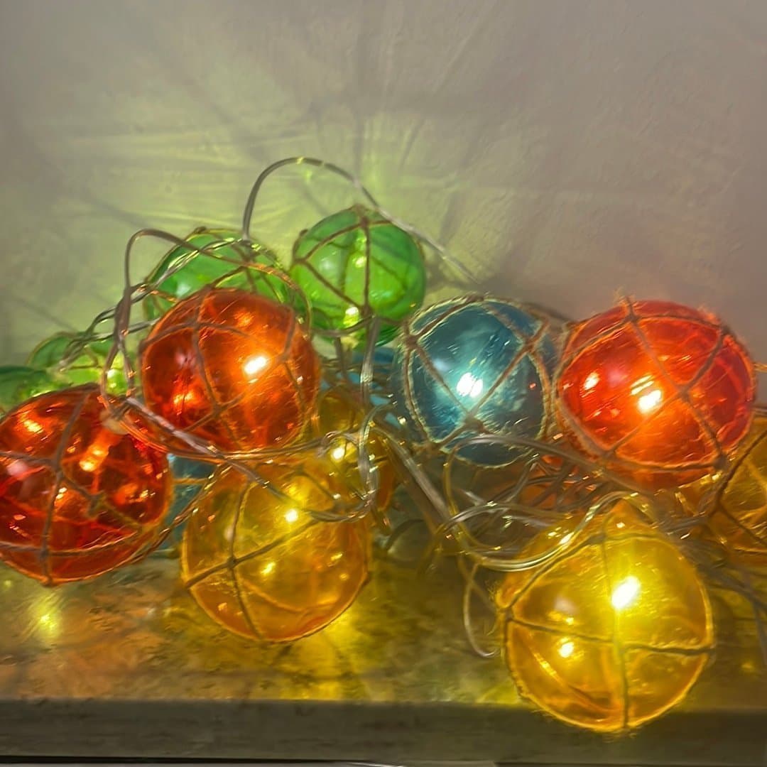 Dekorativ ljusslinga med färgade glaskulor