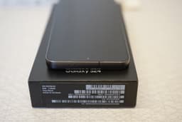 Samsung Galaxy S24 Inkluderar ett skärmskydd och två mobilskal.
