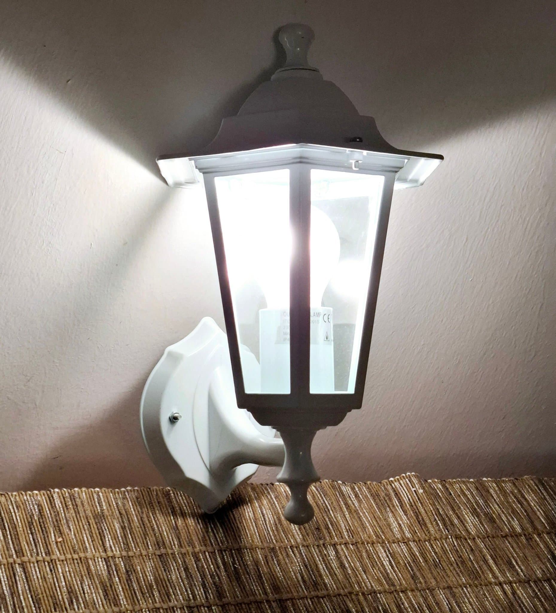 VÄGGLAMPA UTE METALL VIT UTELAMPA LYKTA METALLAMPA LAMPA UTELAMPA UTEBELYSNING