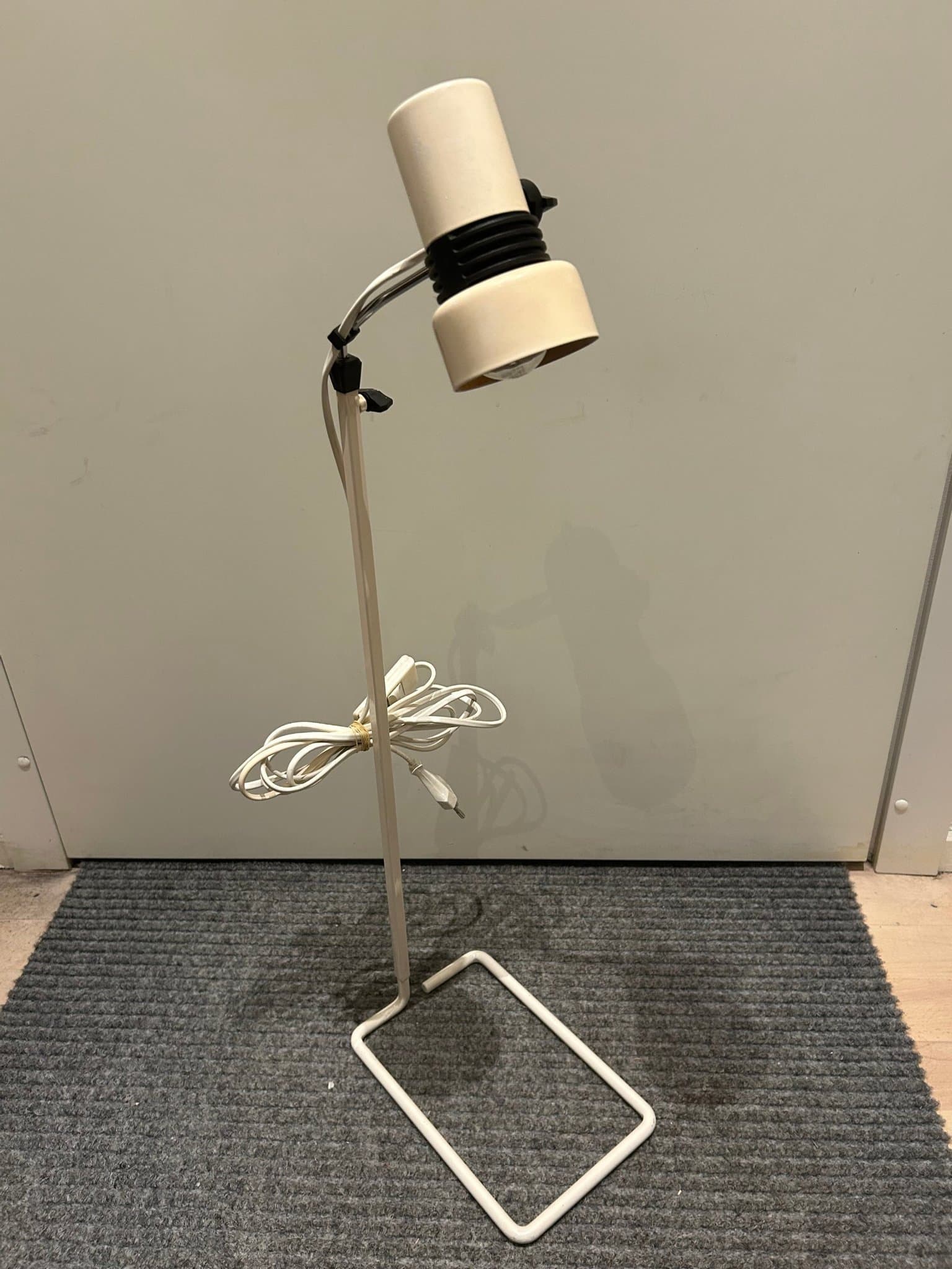 Vintage Nordlux golvlampa från 80-talet – justerbar höjd och industriell design