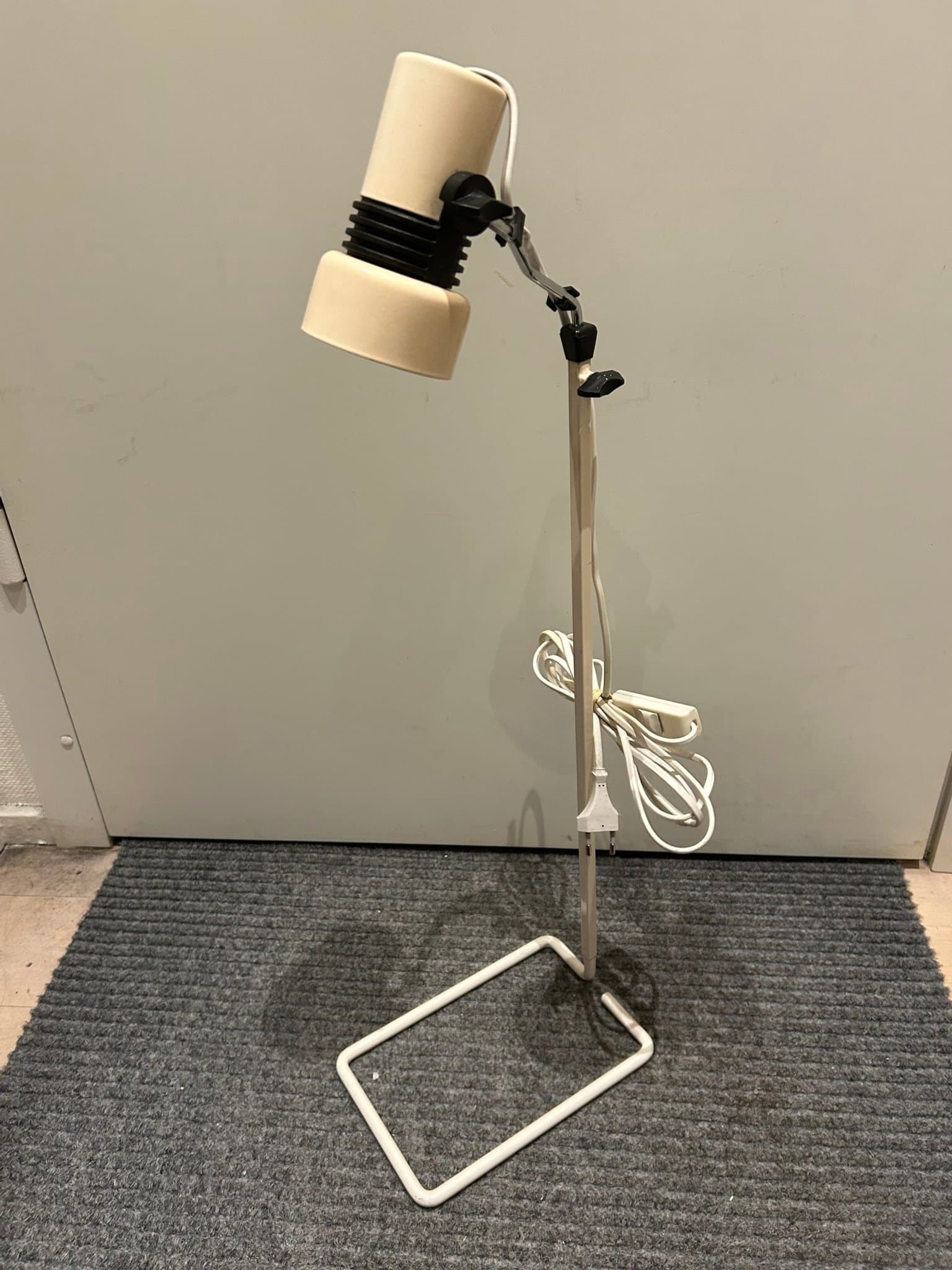 Vintage Nordlux golvlampa från 80-talet – justerbar höjd och industriell design