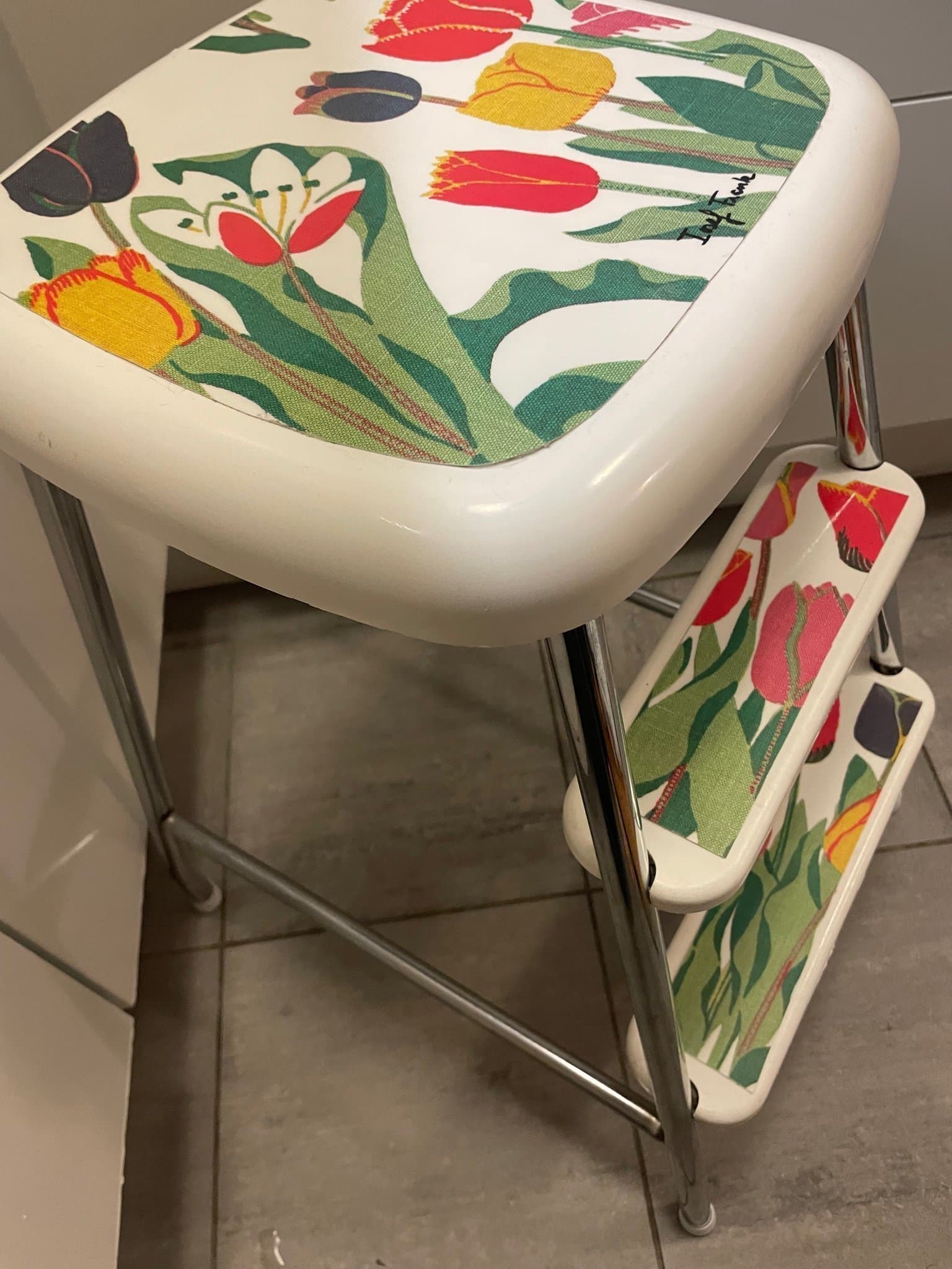 Pall med stegar motiv Josef Frank tulipan