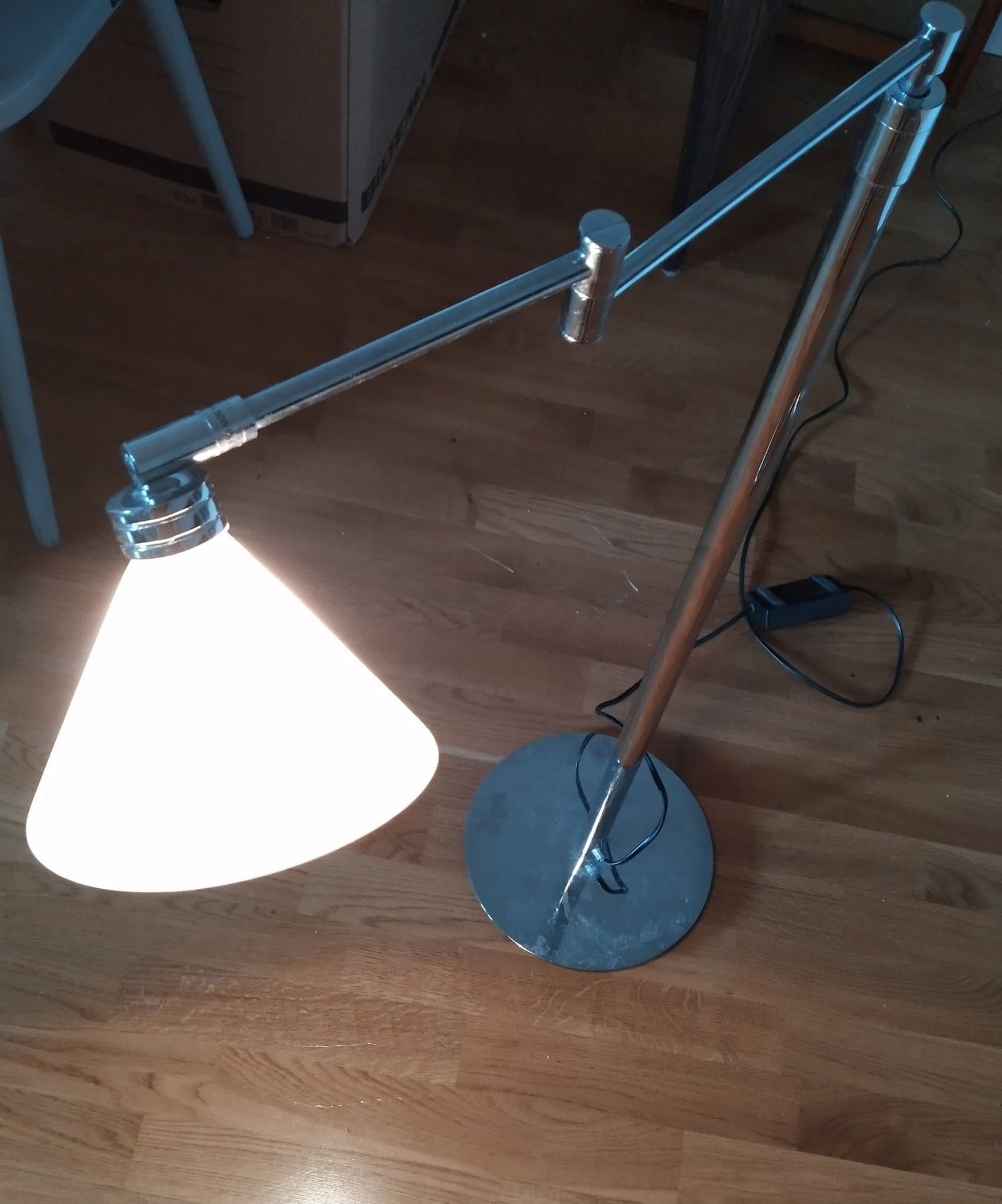 GOLVLAMPA med reglerbar dimer "Swing Dove"Herstal,Danmark.,metall krom