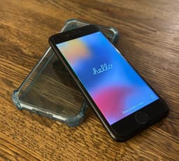 iPhone 7 med skal och skärmskydd