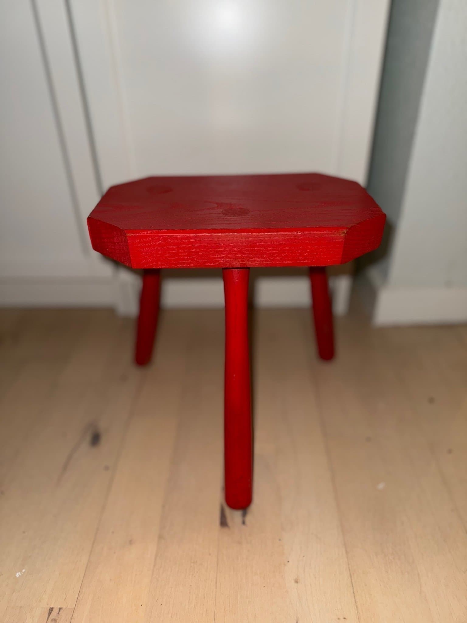 Röd träpall i rustik stil – 30 cm hög