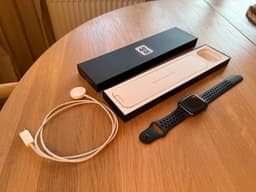 Apple Watch SE 44mm Cellular + originaltillbehör - mkt bra skick