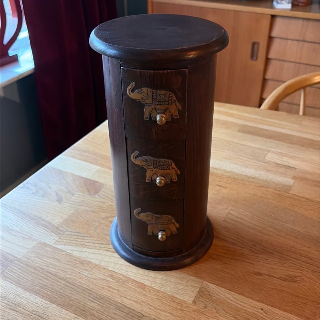 Litet indisk byrå med elefanter i mörkt trä