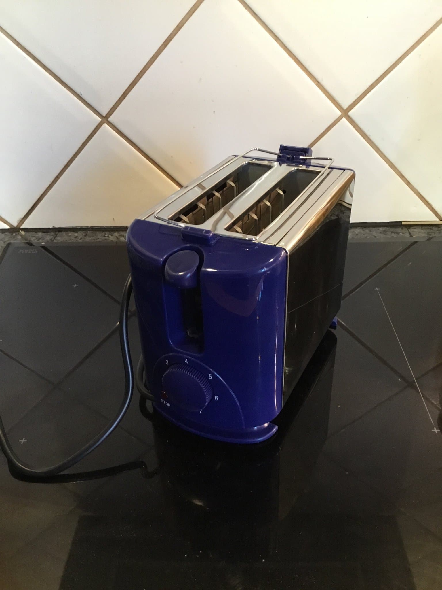 Ny brödrost i silver och blått