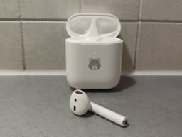 Apple AirPods med trådlöst laddningsetui enbart vänster öronsnäcka