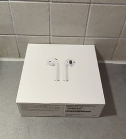 Apple AirPods med trådlöst laddningsetui i mycket bra skick, + 3 timmars batteri