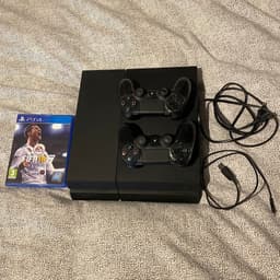 Playstation 4 med 2 handkontroller och FIFA 18