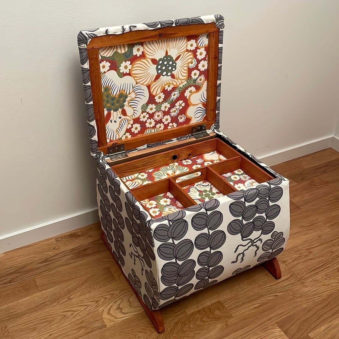 Vintage Pall Sittpuff med Förvaring Tyg Lin Grå ”Celotocaulis” Josef Frank