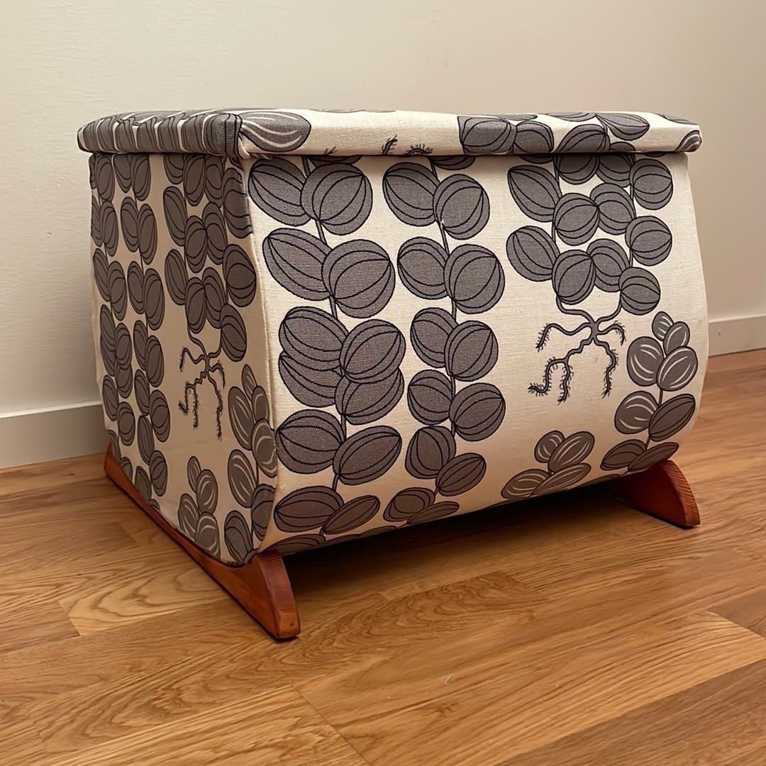 Vintage Pall Sittpuff med Förvaring Tyg Lin Grå ”Celotocaulis” Josef Frank