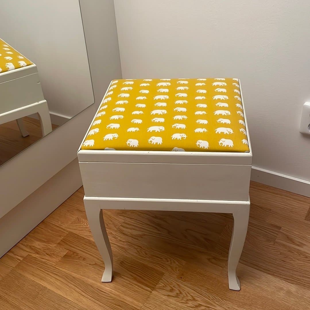 Pall / Hallmöbel / Sypall med Gul Elefantmönster Estrid Ericson Svenskt Tenn