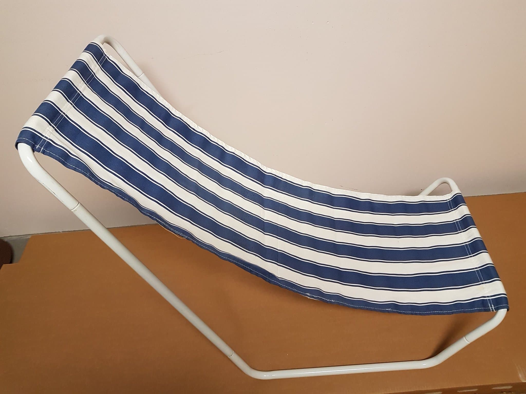 Charmig 90-tals strandstol i randig tyg och väska i samma tyg