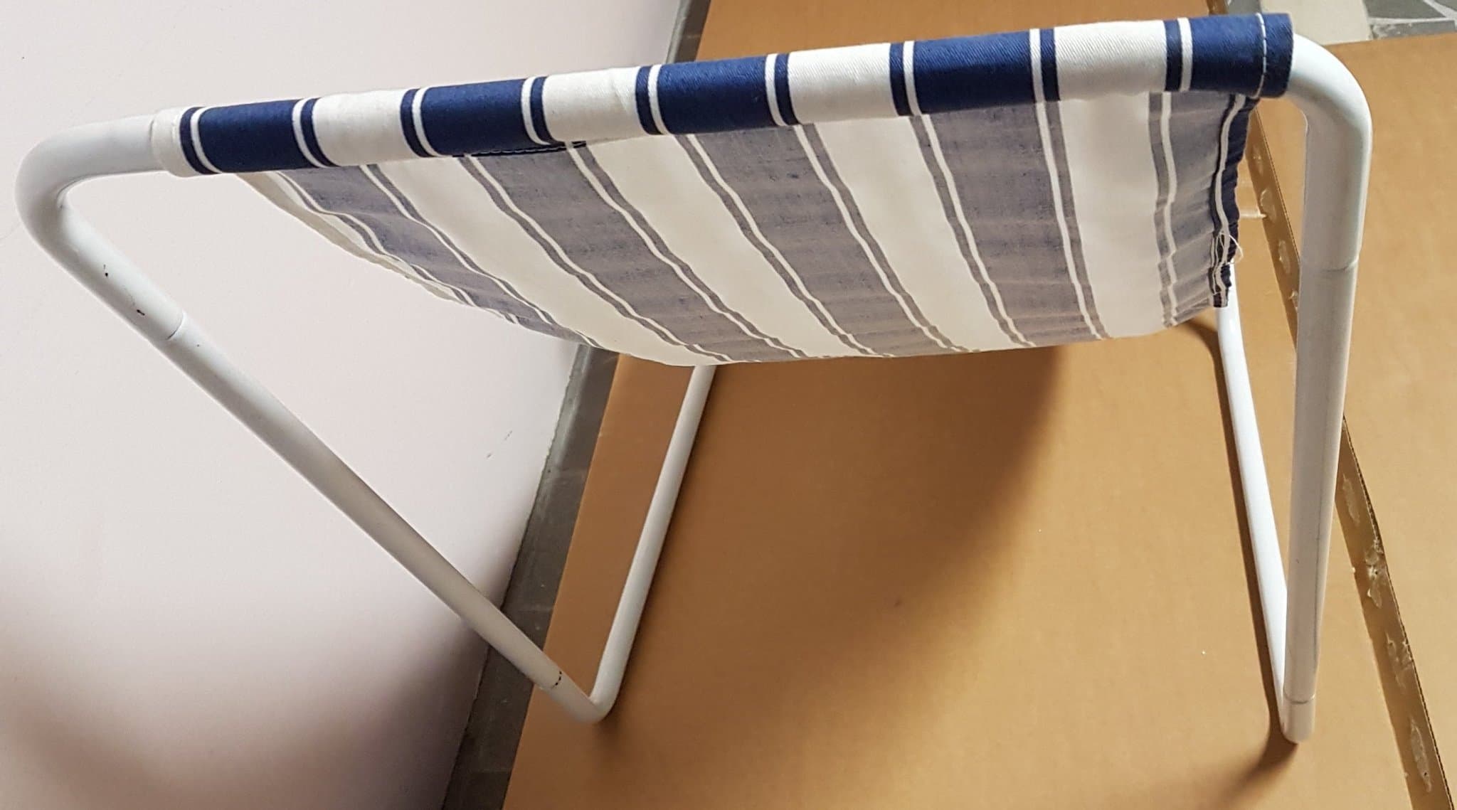 Charmig 90-tals strandstol i randig tyg och väska i samma tyg