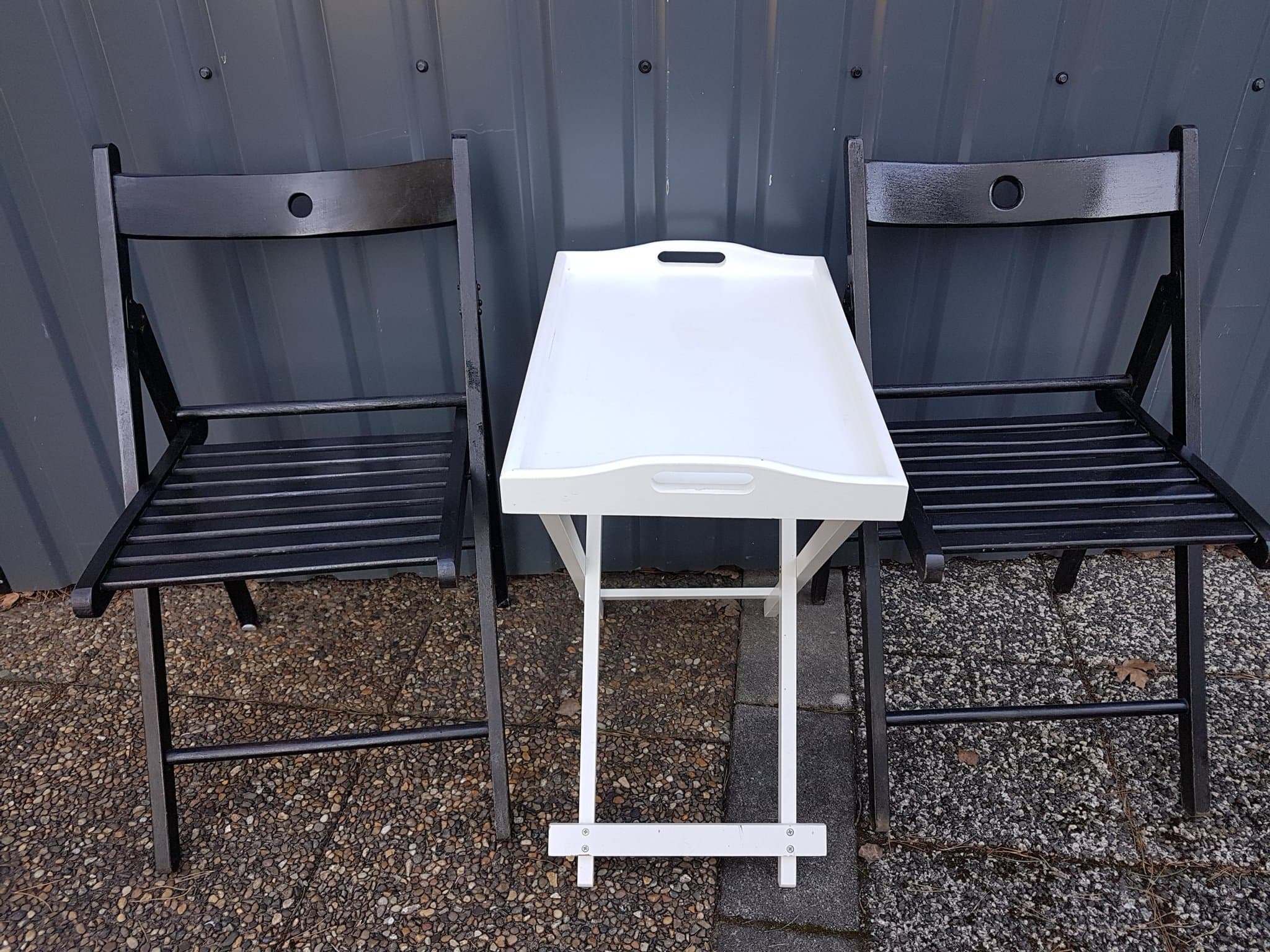 Vackert fin fällbar grupp tillverkad av trä. Brickbord och 2 stolar