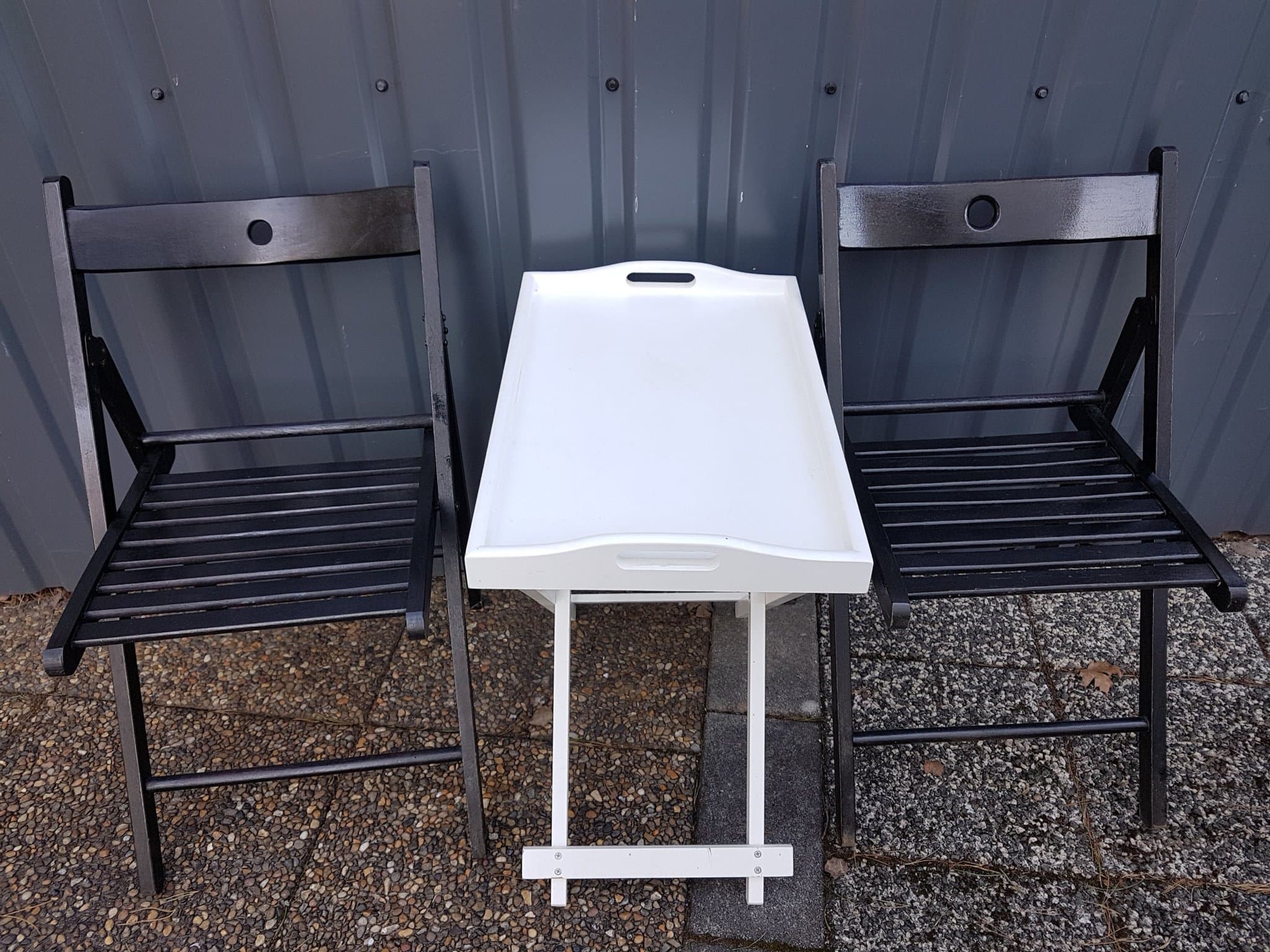 Vackert fin fällbar grupp tillverkad av trä. Brickbord och 2 stolar