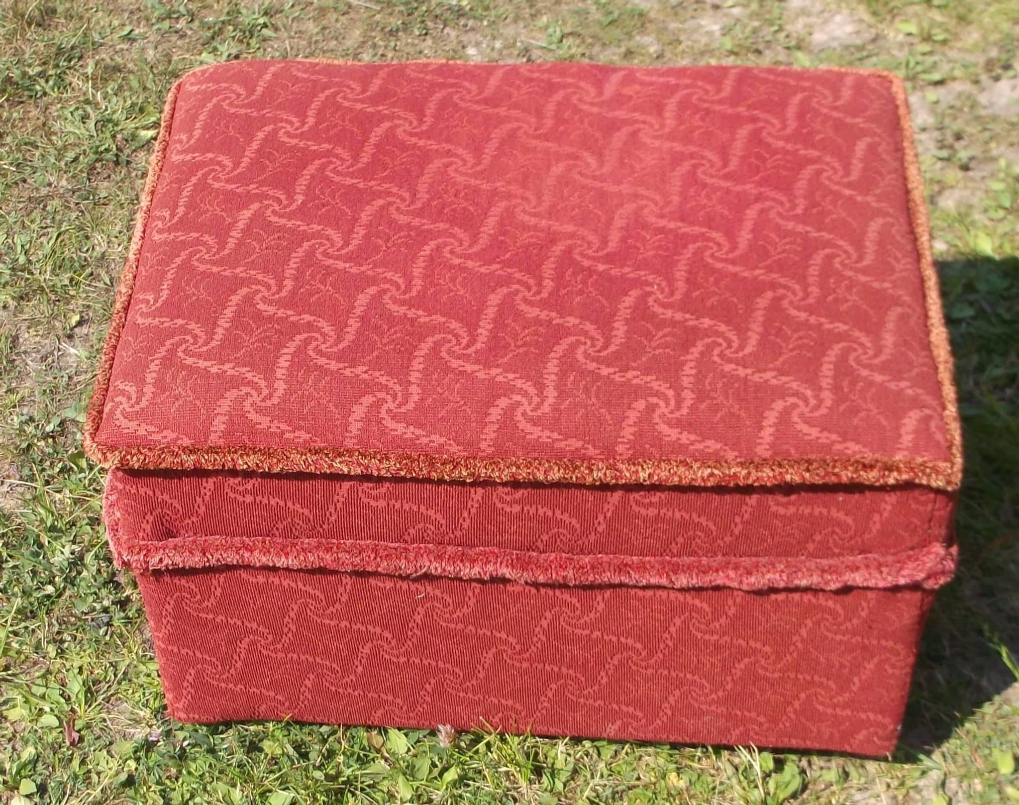 Sypuff Vinröd Pall Förvaring för sybehör, garn mm. Finns på Väddö norr Norrtälje