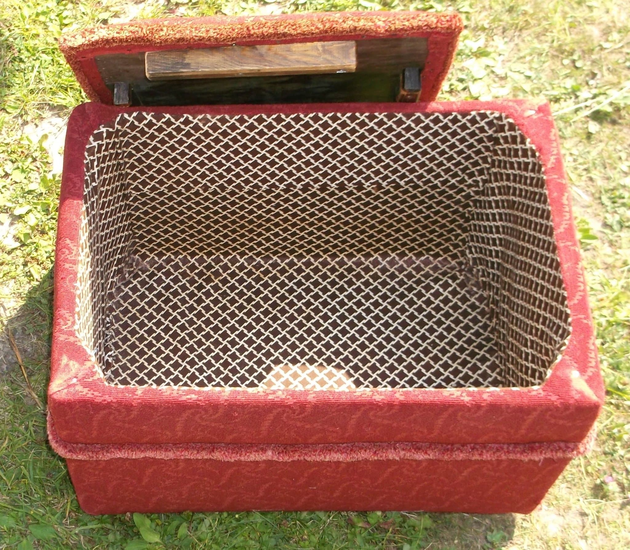 Sypuff Vinröd Pall Förvaring för sybehör, garn mm. Finns på Väddö norr Norrtälje