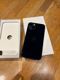 iPhone 13 i mycket gott skick. Garanti till sep 2026.