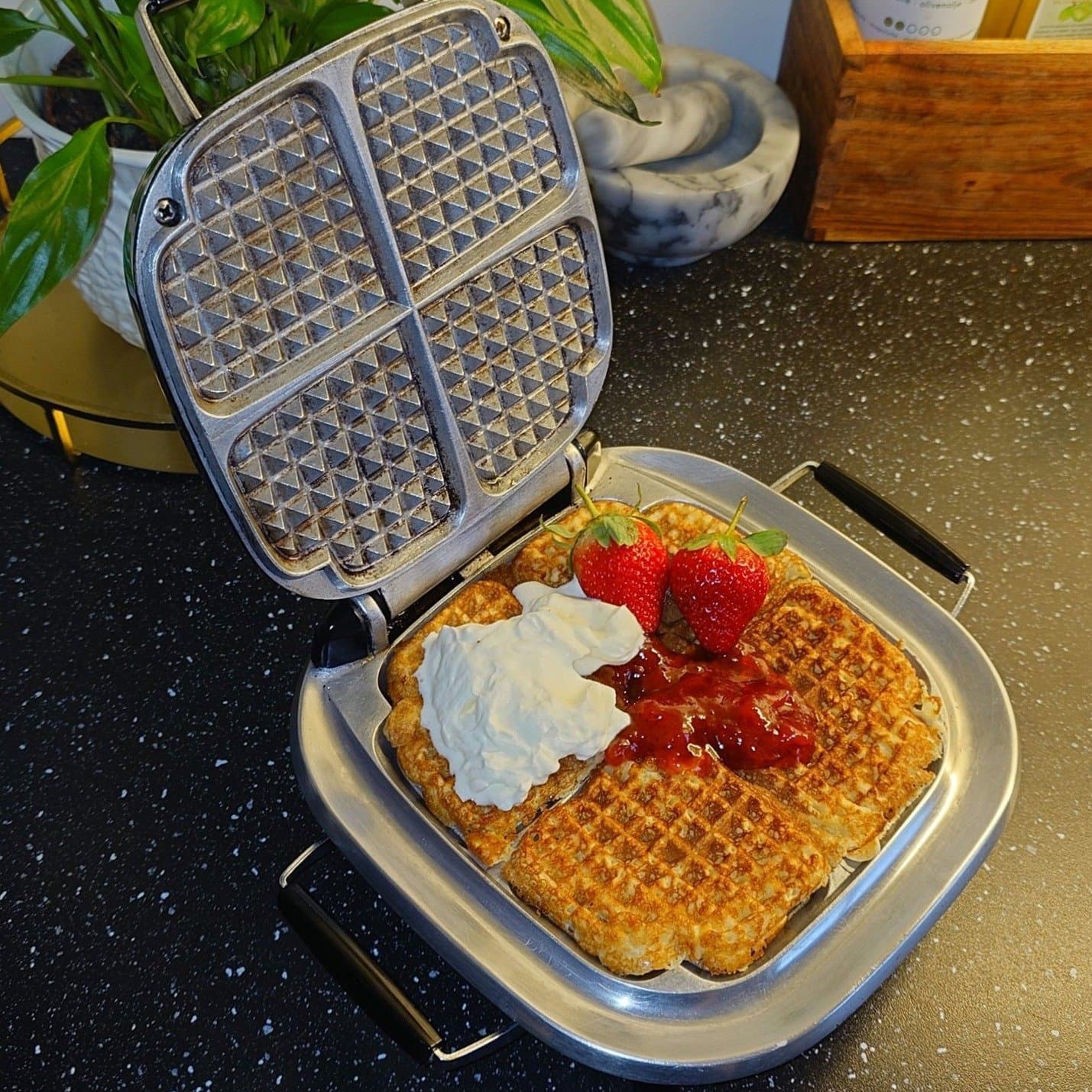 Husqvarna Våffeljärn Månlandaren Jordad kabel Sixten Sason typ 34100