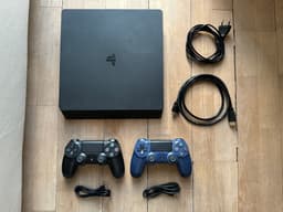 Playstation 4 Slim Konsol 1TB med 2 Handkontroller