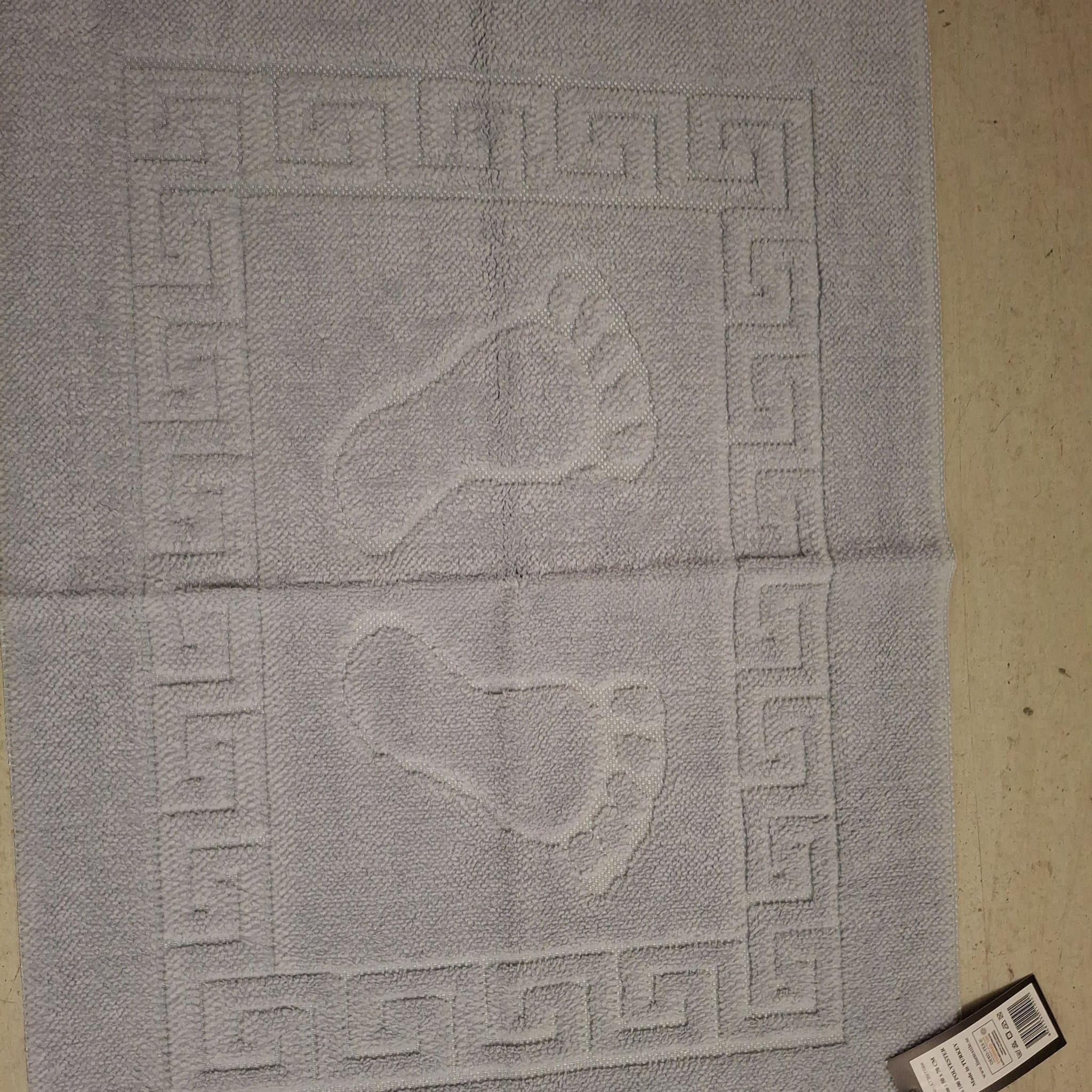 Badrumsmatta storlek 50x70 gummerad baksida helt ny oanvänd