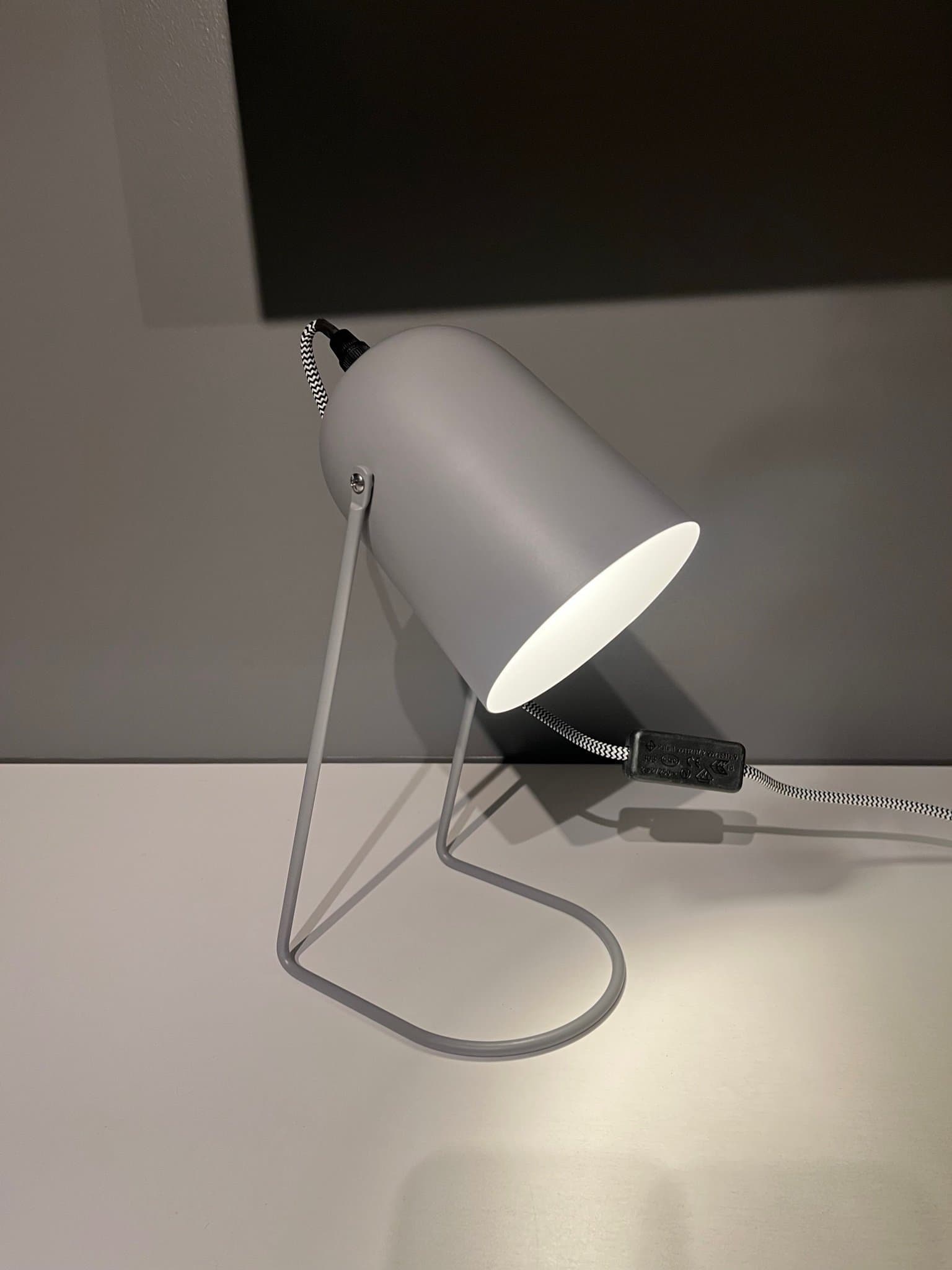 Leitmotiv design Bordslampa i grå färg supersnygg homestyling