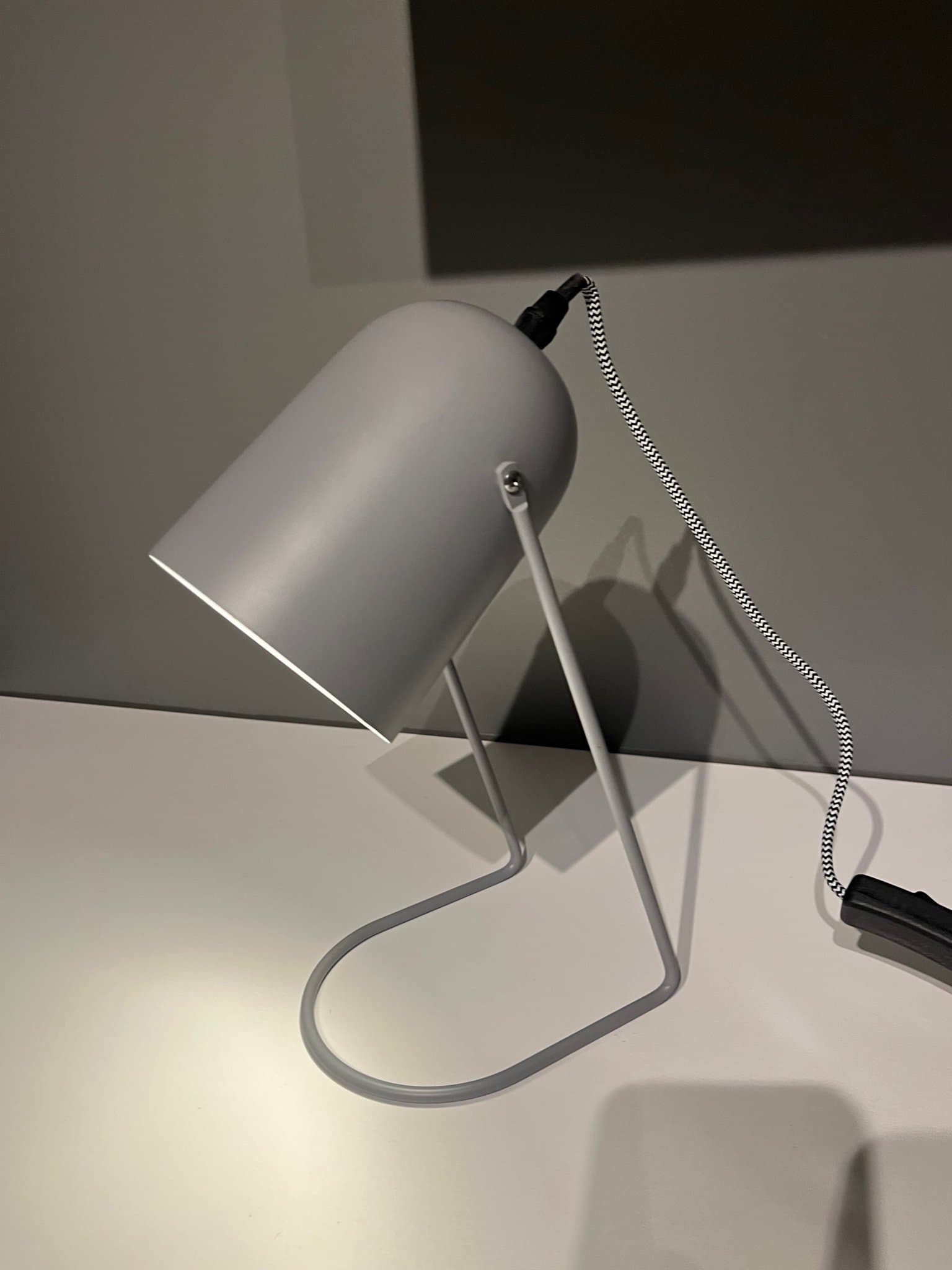 Leitmotiv design Bordslampa i grå färg supersnygg homestyling