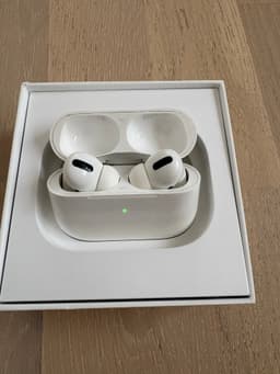 Apple AirPods Pro (Gen 1) med trådlöst laddningsetui