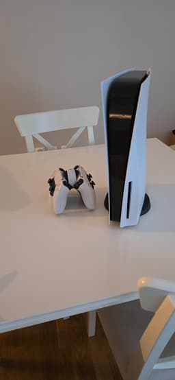 PlayStation 5 (Disc-version) + 2 DualSense-kontroller + laddstation – fint skick